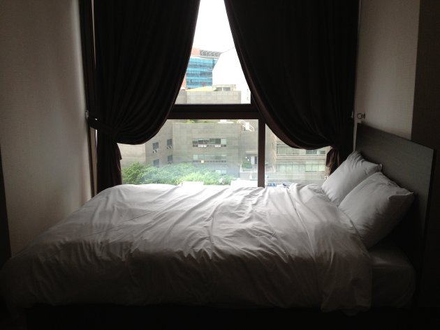 ベッドと窓